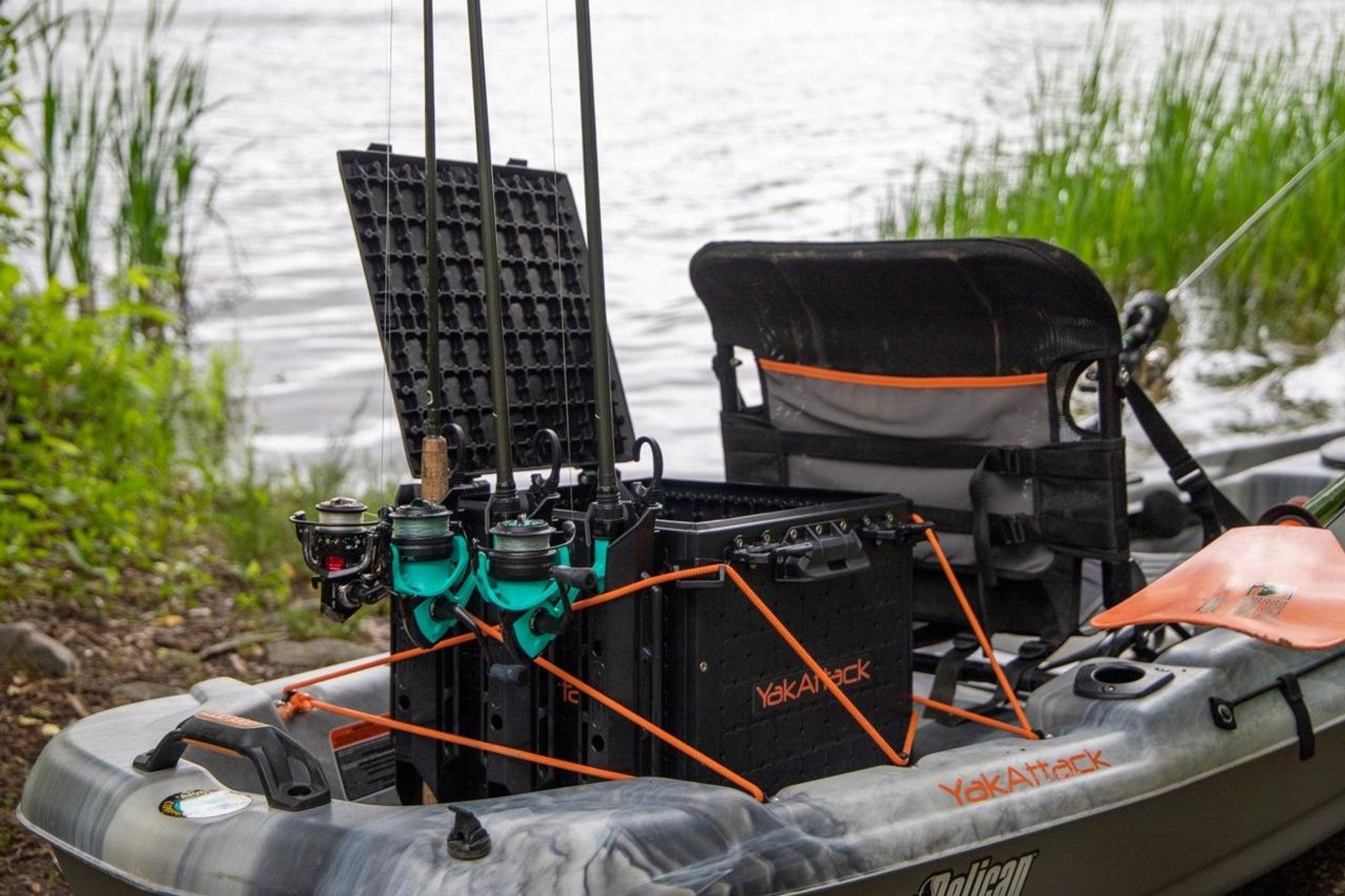 Cage De Rangement Kayak YakAttack BlackPak Pro - 33x33 Cm - Avec 3 Supports De Canne - Fabriqué Aux USA